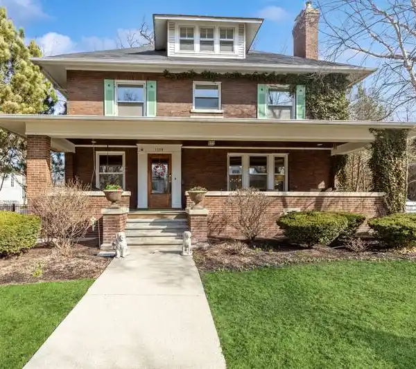 TIMELESS WILMETTE CLASSIC STEPS FROM BEACH AND TOWN