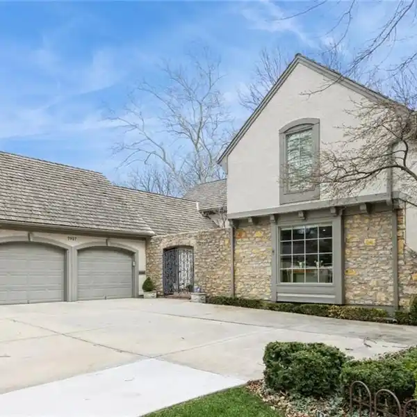 CUSTOM-BUILT CORINTH DOWNS VILLA