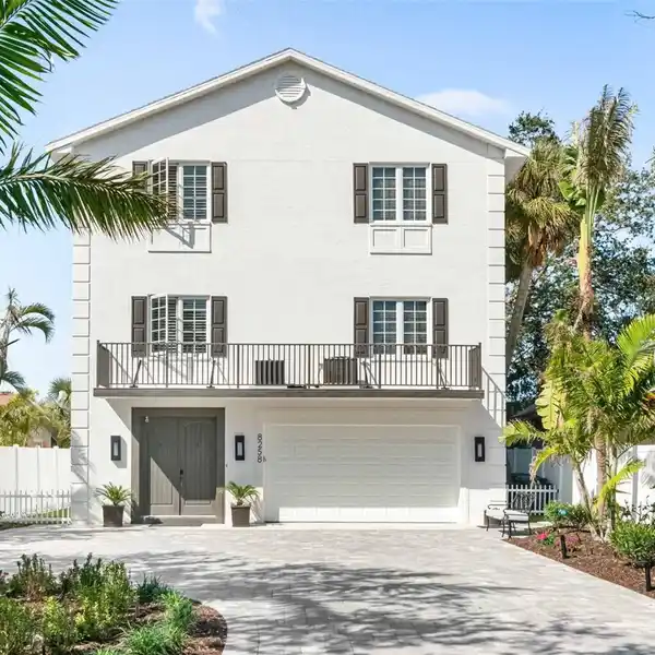 EXCEPTIONAL WATERFRONT LIVING