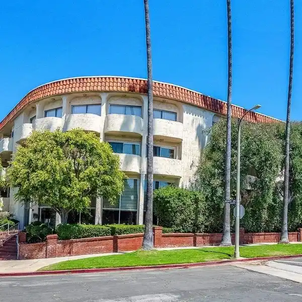 BRIGHT AND SPACIOUS TOP-FLOOR UNIT IN BRENTWOOD
