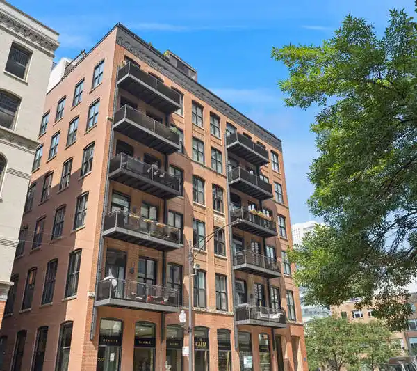 CHIC RIVER NORTH LOFT WITH CUSTOM ROOF DECK