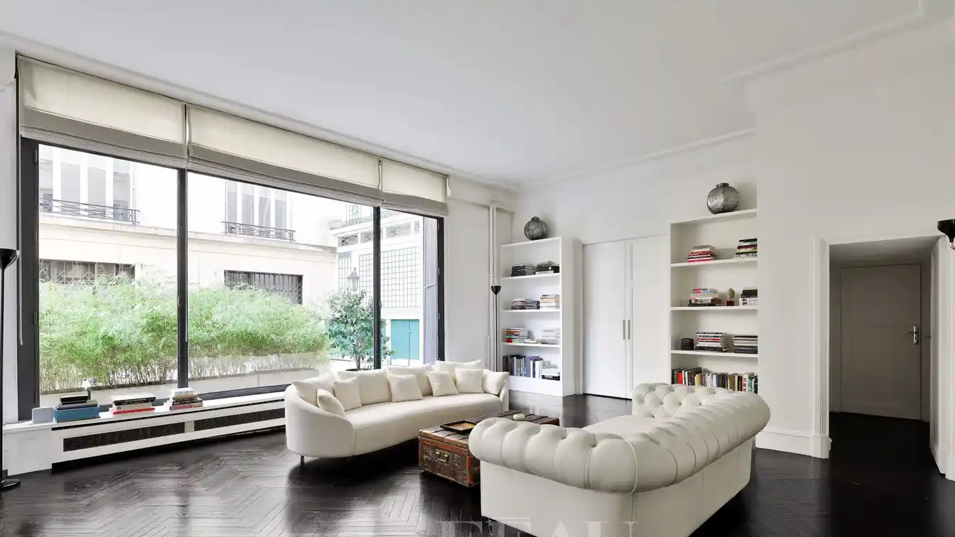Lovely First Floor Apartment Overlooking Courtyard
