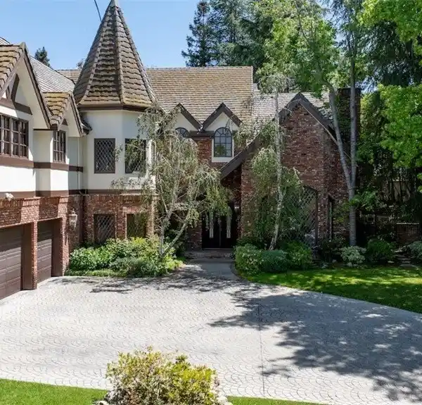 CUSTOM ESTATE WITH TIMELESS ELEGANCE