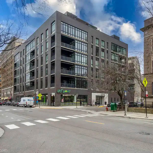 STYLISH HOME IN A BOUTIQUE EAST LINCOLN PARK BUILDING