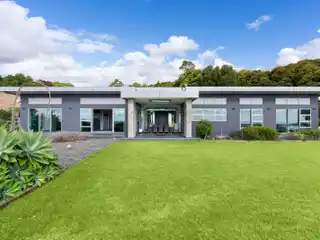 North-Facing Estate with Breathtaking Vistas
