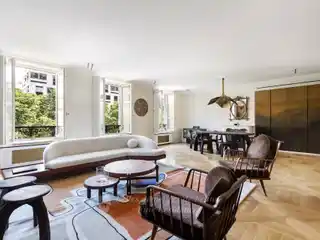 Prestigious Apartment in a Freestone Building