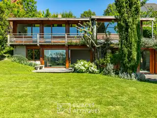 Architect-designed House in a Sought-after District
