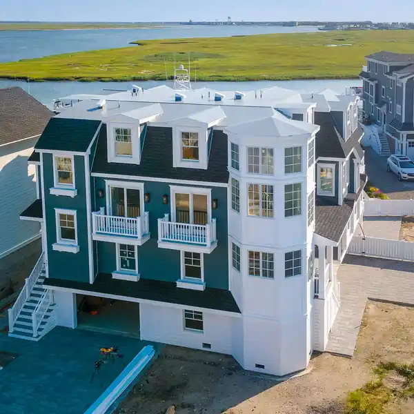 UNIQUE BAYFRONT TOWNHOME