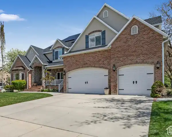 REFINED ELEGANCE IN A PRESTIGIOUS LOCATION