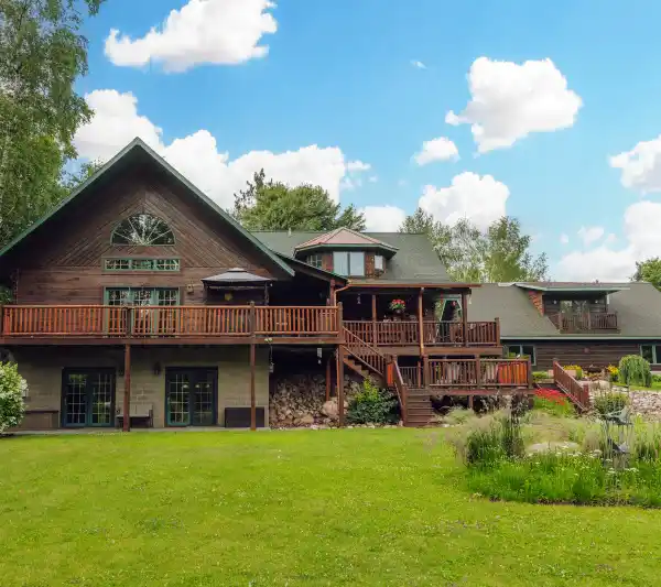 SPECTACULAR SOLBERG LAKE RETREAT