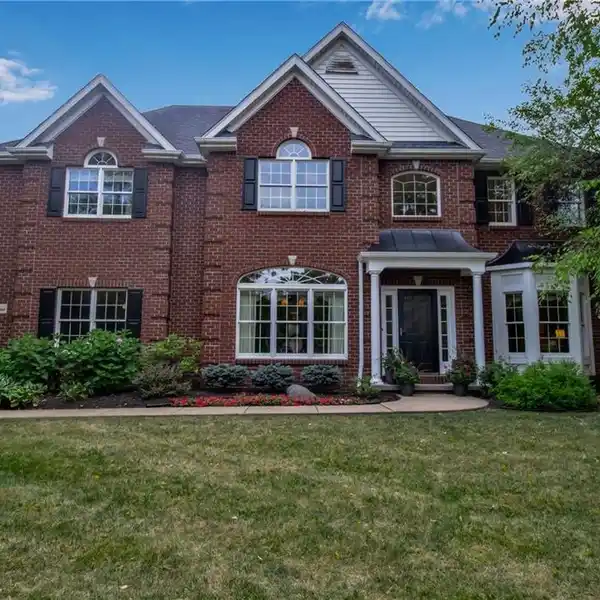 BEAUTIFUL HOME WITH DESIGNER DETAILING