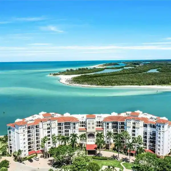 LUXURY LIVING RIGHT ON THE GULF OF MEXICO