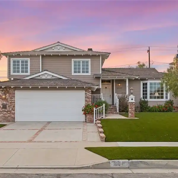 SPACIOUS RESIDENCE IN DESIRABLE HICKORY PARK