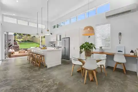 Coastal Beauty Delivers Flawless Expression of Modern Family Living