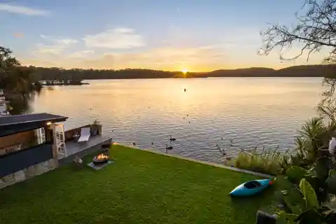 Seven-bedroom Sanctuary on Narrabeen Lake