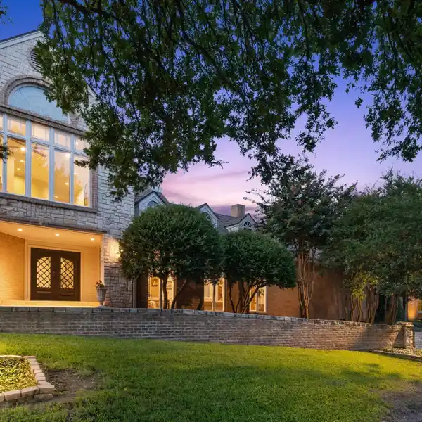 FULLY UPDATED HOME IN DESIRABLE OAK HIGHLANDS