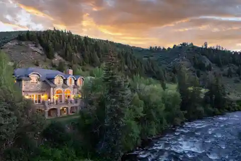 Extraordinary Home Blending Luxury and Comfort