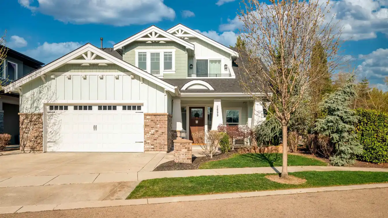 Coastal Bungalow in Gated Lakemoor