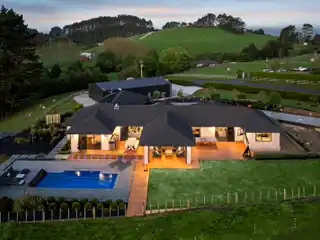 Scenic Hilltop Position with Breathtaking Vistas Across the Countryside