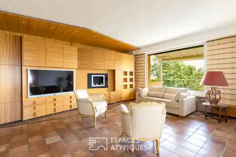 Atypical Beauty with Pool