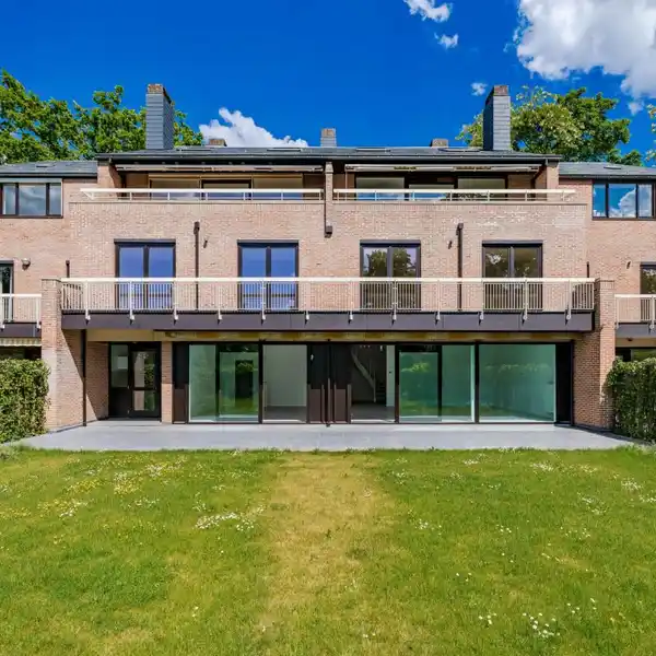 BRIGHT AND PLEASANT RENOVATED GARDEN LEVEL DUPLEX