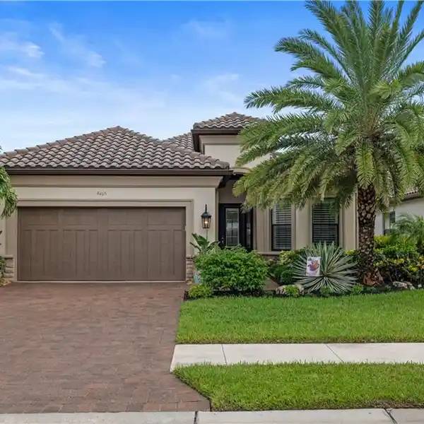 ELEGANT OPEN-CONCEPT HOME IN ESPLANADE