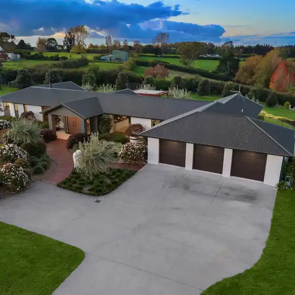 MODERN COUNTRY ELEGANCE WITH IMPRESSIVE INFRASTRUCTURE