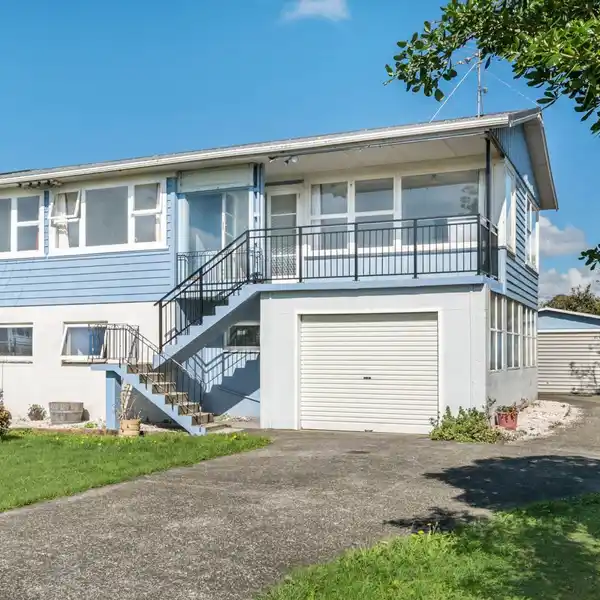 PRIME COASTAL ESTATE WITH REDEVELOPMENT OPTIONS