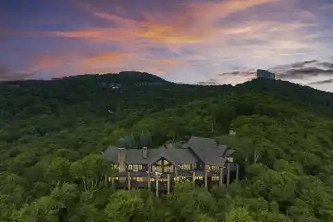 Immaculate Mountain Estate in Linville Ridge