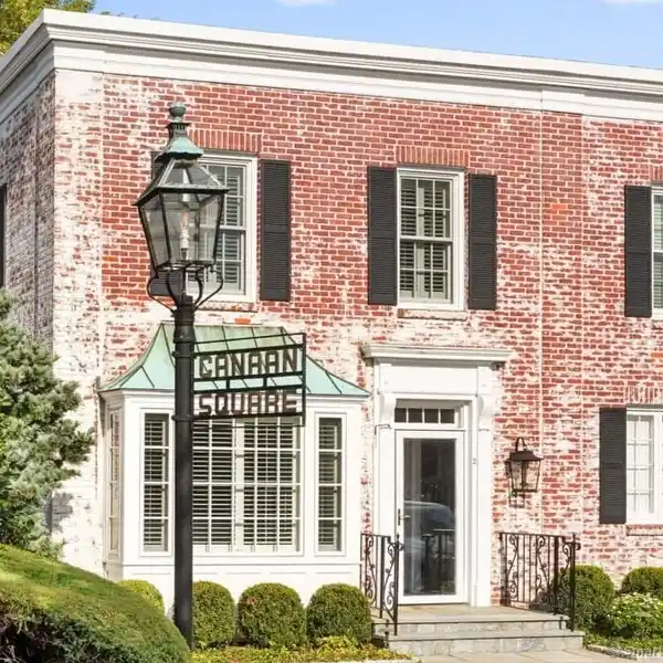 BEAUTIFULLY RENOVATED END UNIT IN CANAAN SQUARE