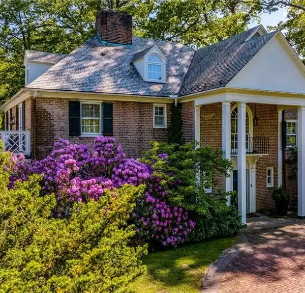 GEORGIAN MANOR OVERLOOKING HORSESHOE LAKE PARK
