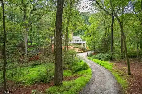Distinctive Five-Acre Retreat
