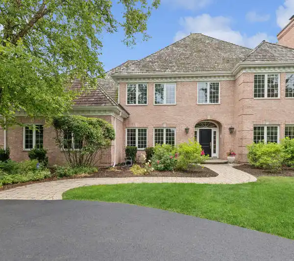 BEAUTIFULLY MAINTAINED HOME IN DESIRABLE ARBOR RIDGE