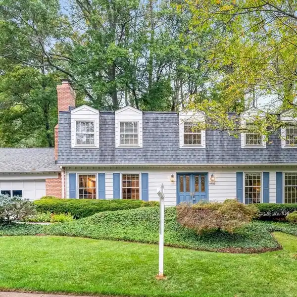 HANDSOME EXPANDED COLONIAL