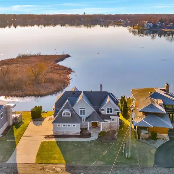 SPECTACULAR SYLVAN LAKE CUSTOM-BUILT NANTUCKET CAPE COD