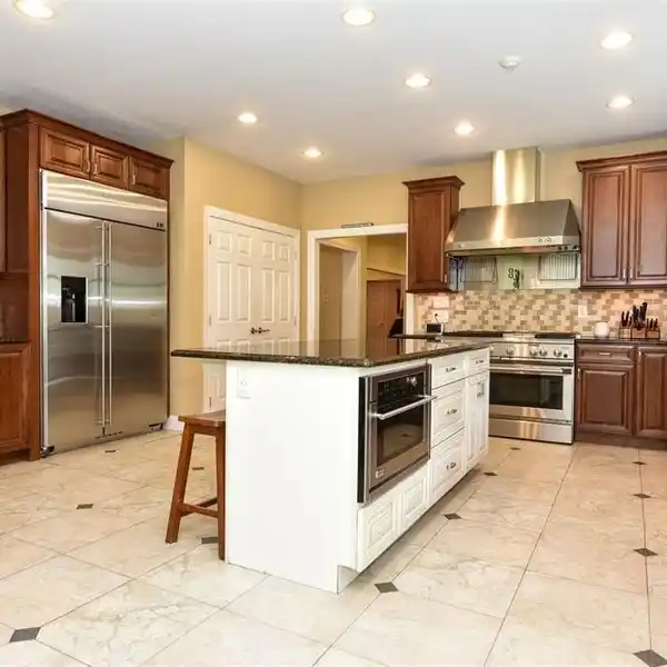 SPACIOUS CUSTOM HOME ON A CUL-DE-SAC STREET