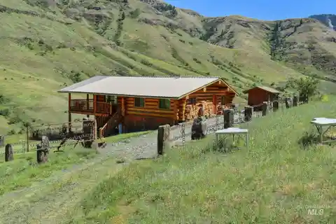 Off-grid Cabin on 20 Acres