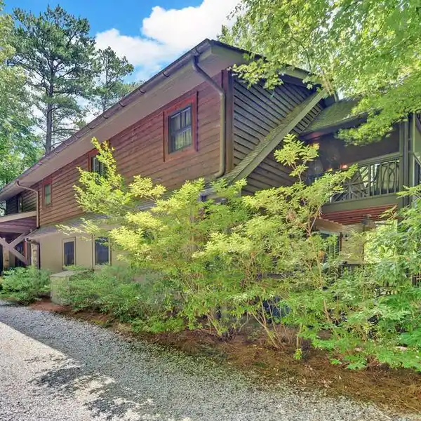 THE PERFECT BLEND OF LAKE AND MOUNTAIN LIFE