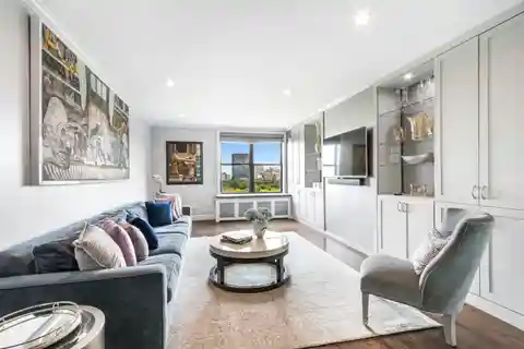 Beautifully Renovated Classic 6