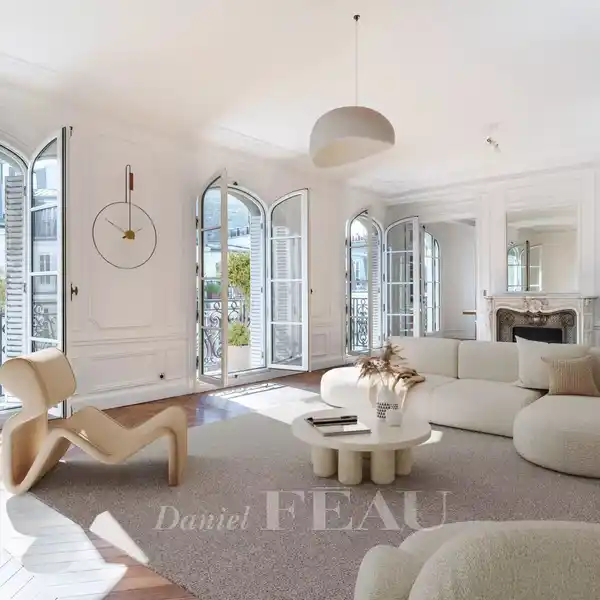 SUNNY APARTMENT WITH A SPACIOUS FEEL