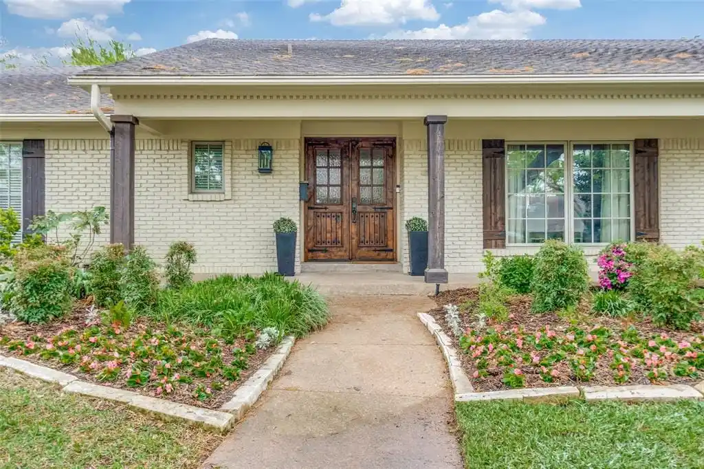 Ranch Home in Desirable Les Jardins