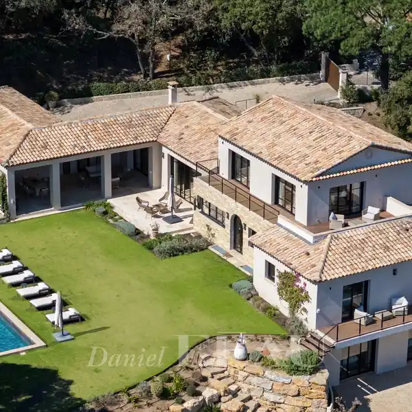 EXCEPTIONAL RESIDENCE IN THE DESIRED GIGARO NEIGHBOURHOOD
