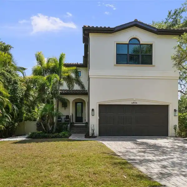 METICULOUSLY MAINTAINED HOME IN BEACH PARK