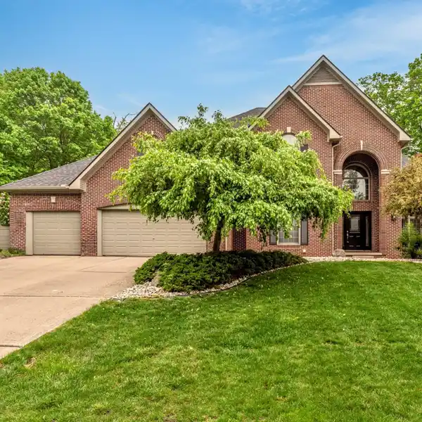 EXCEPTIONAL HOME IN THE WATERWAYS