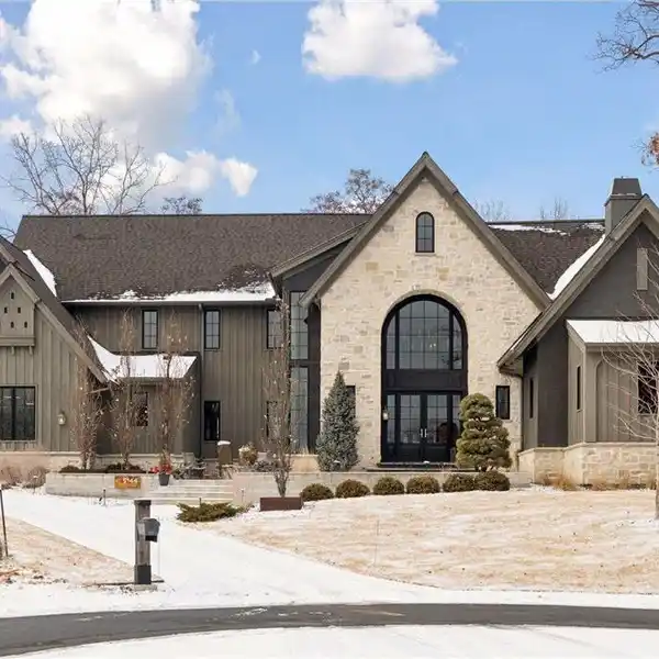 EXQUISITE CUSTOM HOME IN PARKWOOD KNOLLS