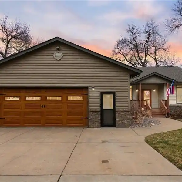 YOUR DREAM LAKEFRONT RETREAT