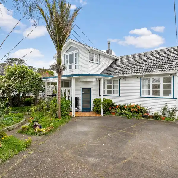 CLASSIC BUNGALOW ON A GARDENER’S PARADISE