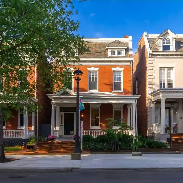 STATELY RESIDENCE IN RICHMOND