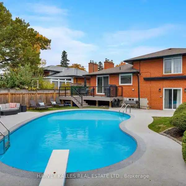 ROYAL YORK GARDENS HOME WITH PRIVACY AND STYLE