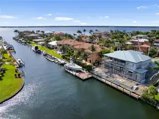 Luxury Living in Town and River